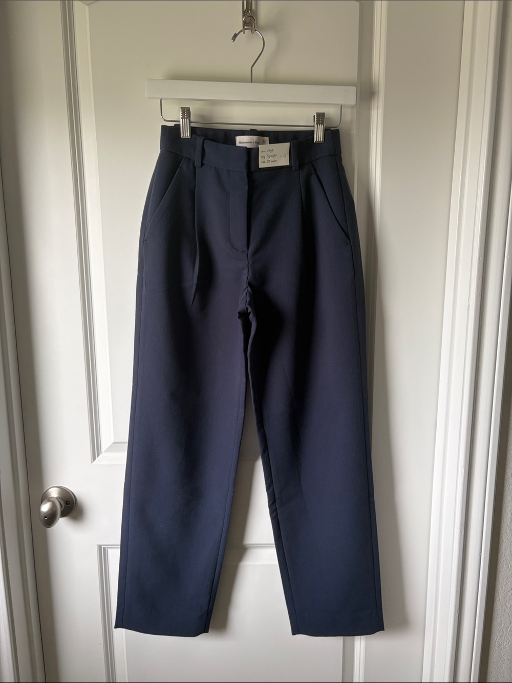 Abercrombie Quinn Navy Straight-Leg Trousers in size 23 short